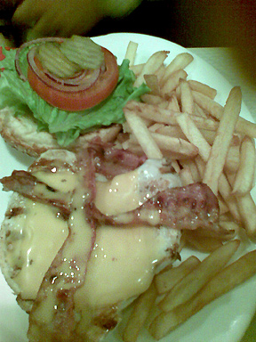 http://michirukaioh.free.fr/taistoietmange/breakfast%20in%20america-2009/chikenbreastburger-(1).jpg